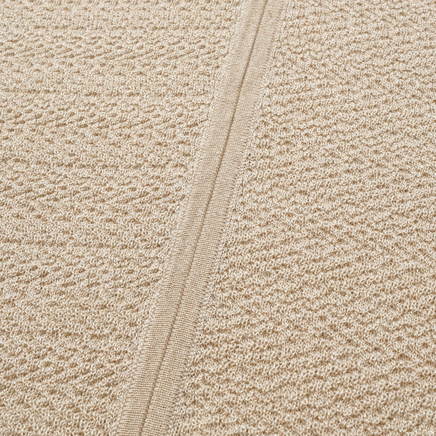 "Hug to Sleep." 雲感絲柔輕織居家上衣—夢落