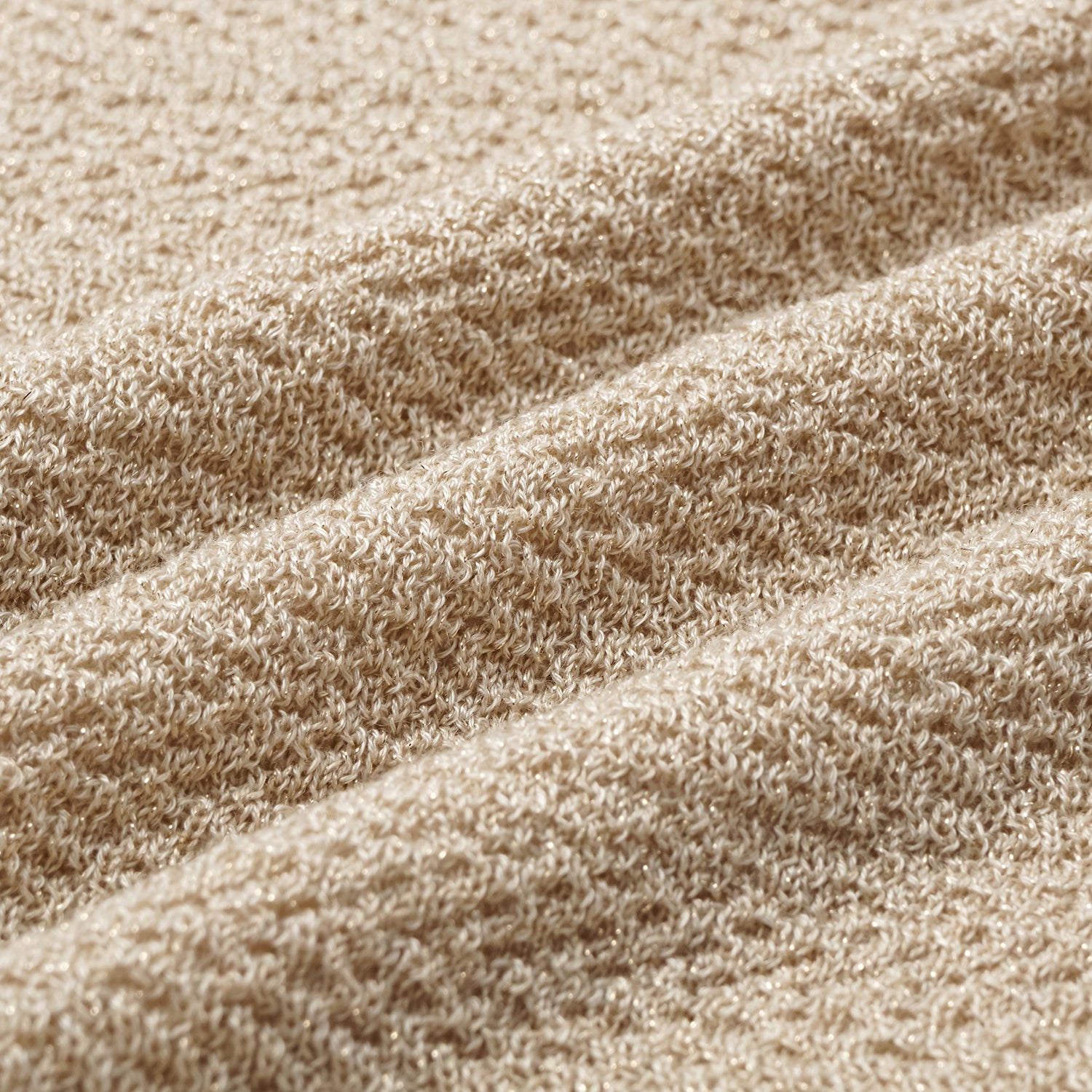 "Hug to Sleep." 雲感絲柔輕織居家上衣—夢落