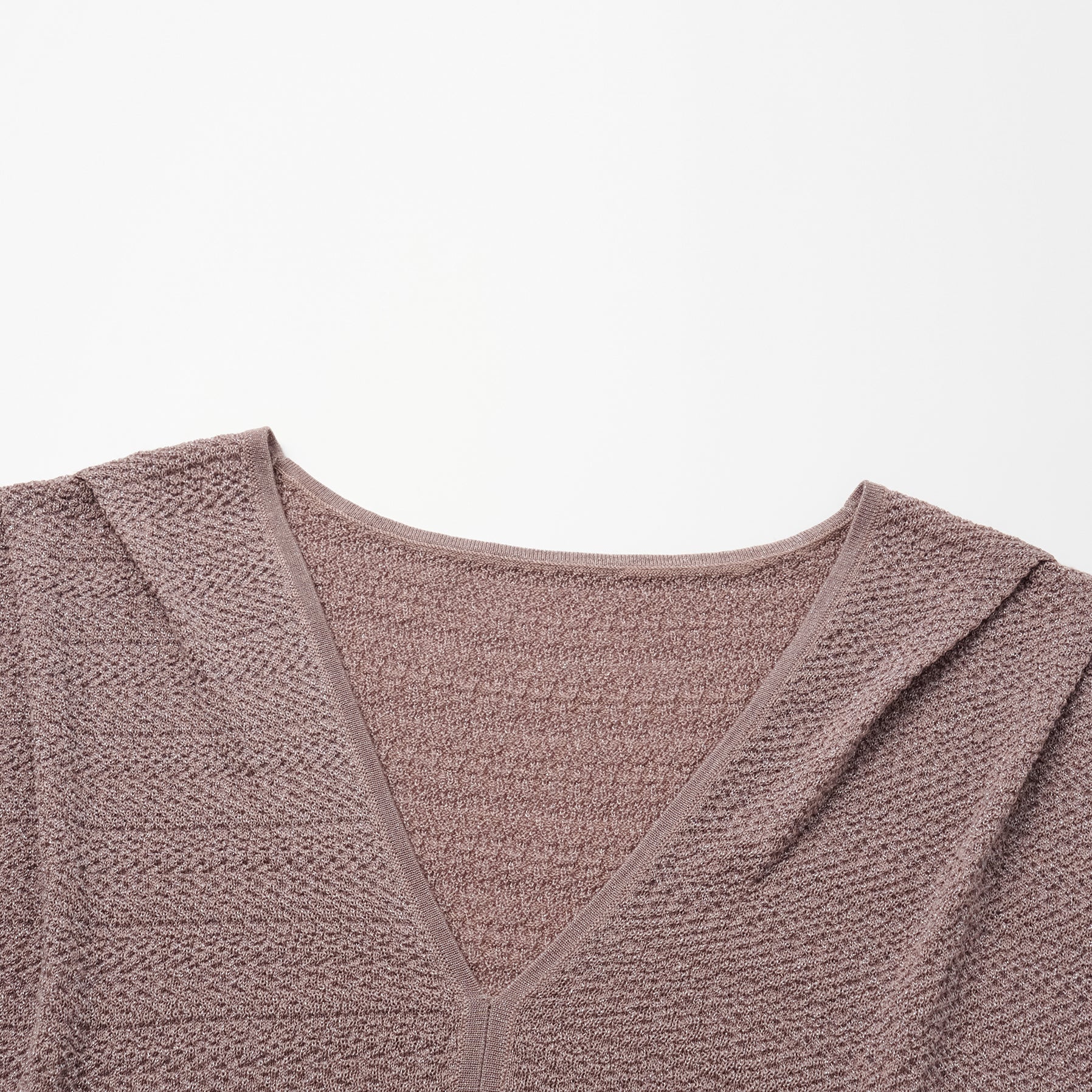 “Hug to Sleep.” 雲感絲柔輕織居家上衣—沈靜