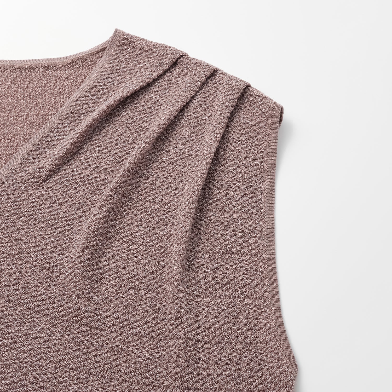 “Hug to Sleep.” 雲感絲柔輕織居家上衣—沈靜