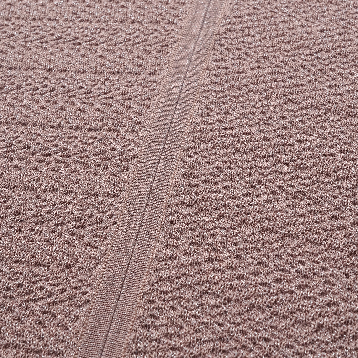 “Hug to Sleep.” 雲感絲柔輕織居家上衣—沈靜