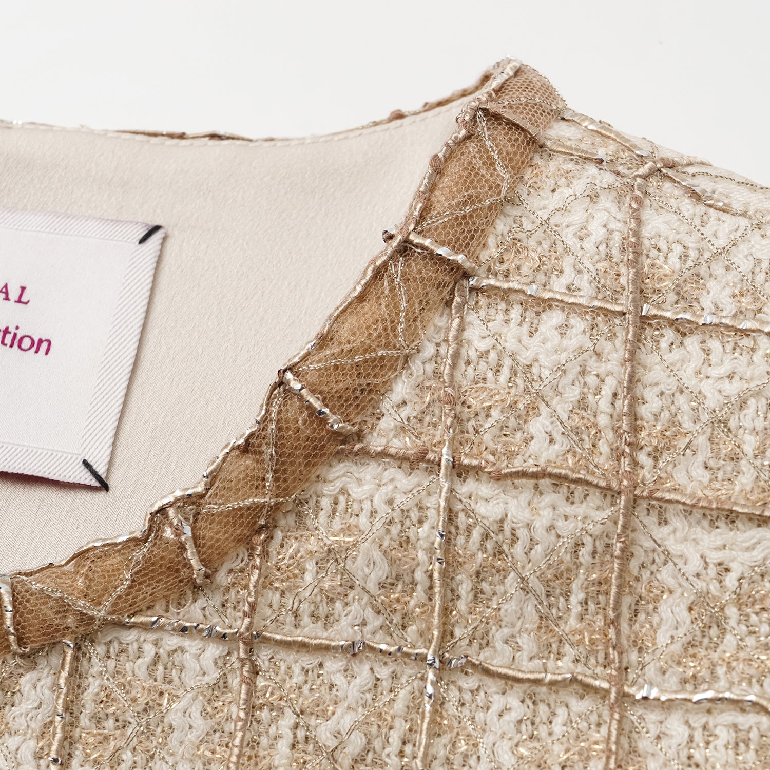 "Chelsea Citywalk.”法國輕紗縷金工藝花呢外套—Maison Royale映金浮影