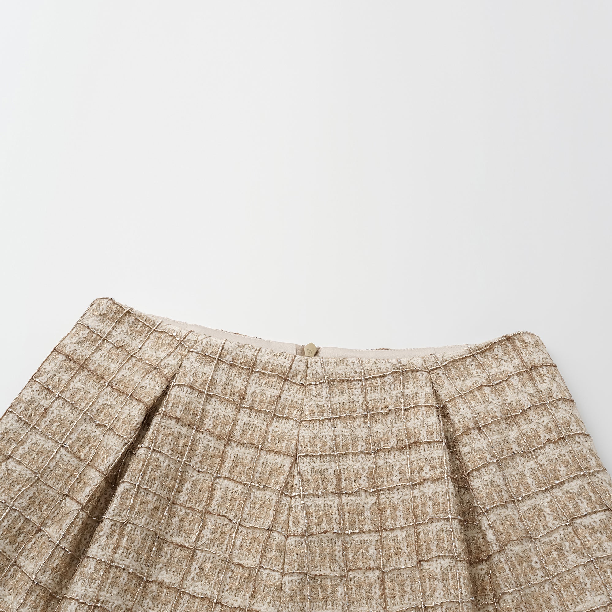 "Chelsea Citywalk.”法國輕紗縷金工藝花呢短褲—Maison Royale映金浮影