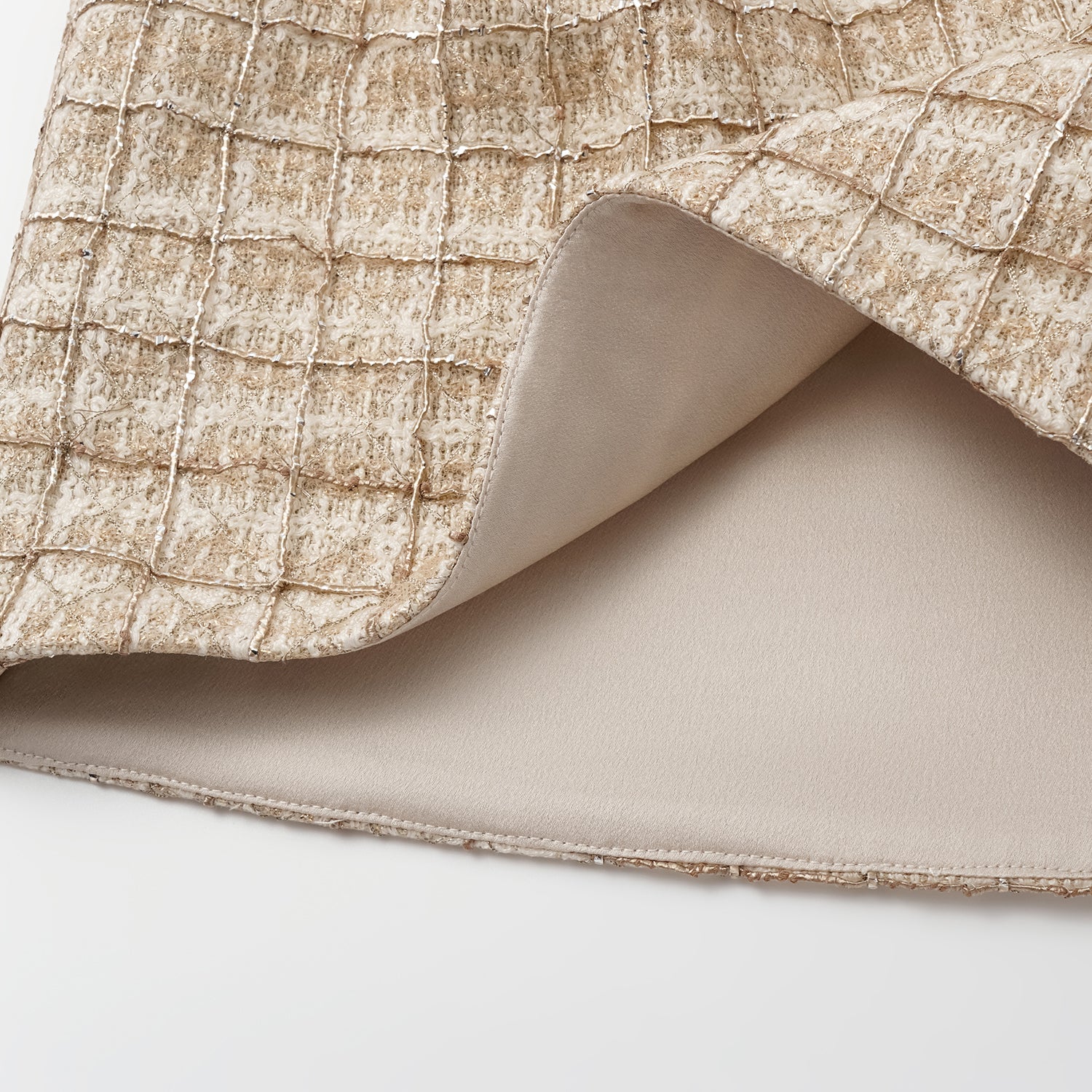 "Chelsea Citywalk.”法國輕紗縷金工藝花呢短褲—Maison Royale映金浮影