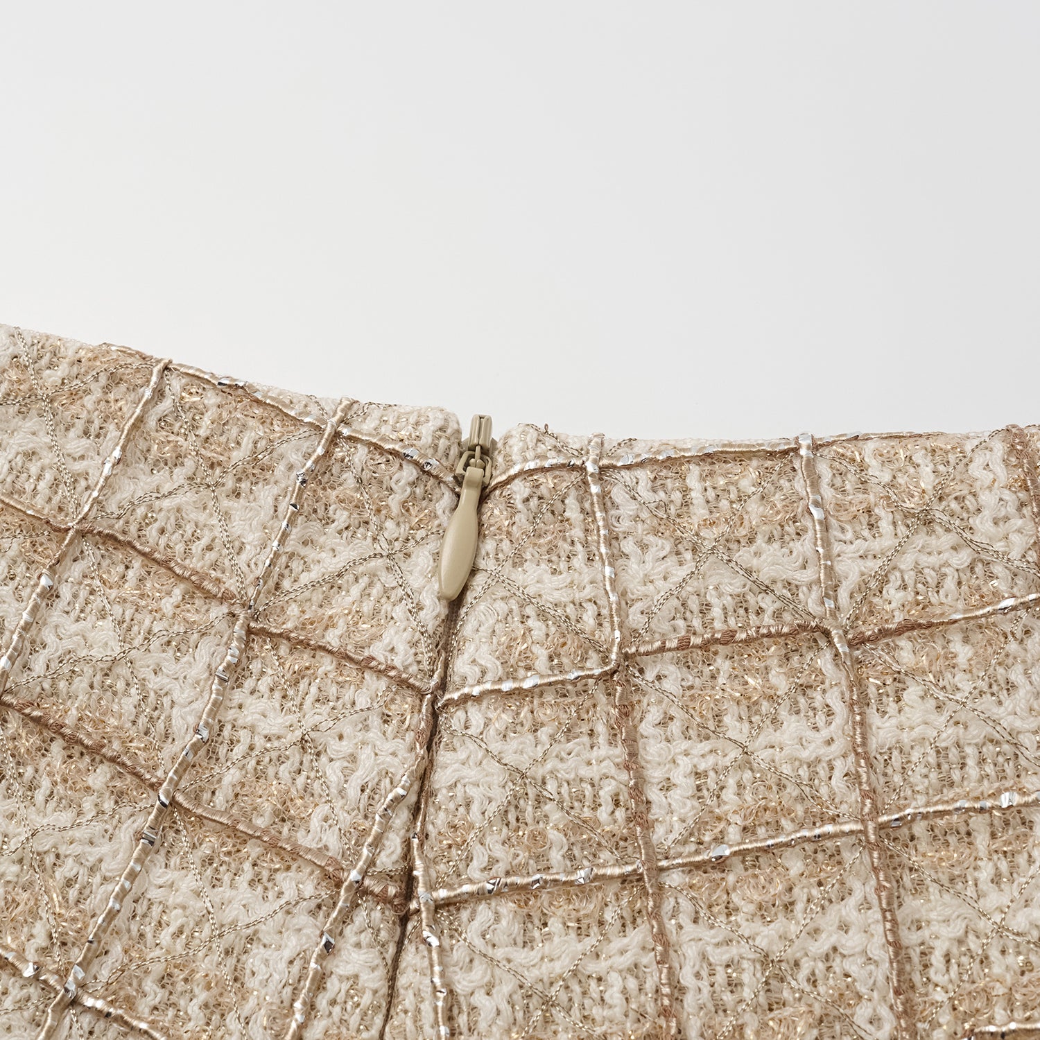 "Chelsea Citywalk.”法國輕紗縷金工藝花呢短褲—Maison Royale映金浮影