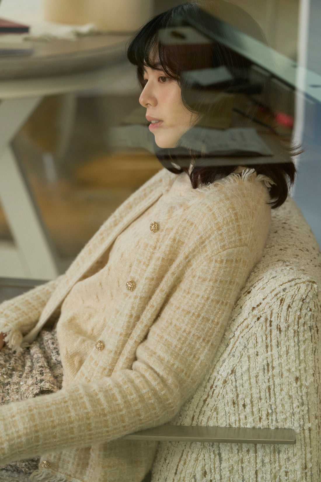 “花呢柔想 Tweed Reverie • 沙金微暈 Sable Lumière” 真絲 Cashmere 格織肌理流蘇針織外套－模特穿搭，沙金色格織與流蘇