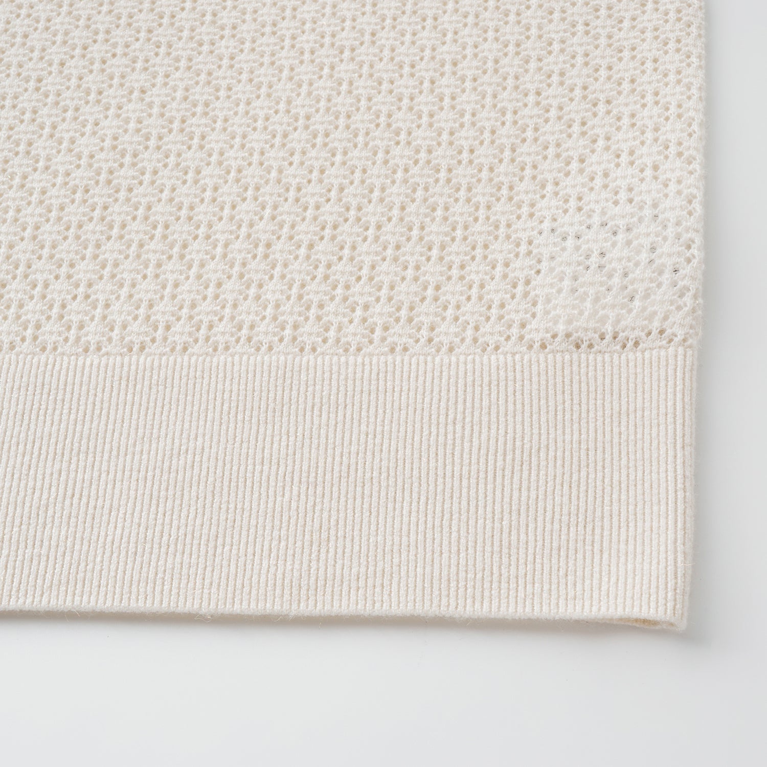 "Summer diary."Cashmere浮燦點織花眼工藝針織背心——Lumen of Summer夏澄微光