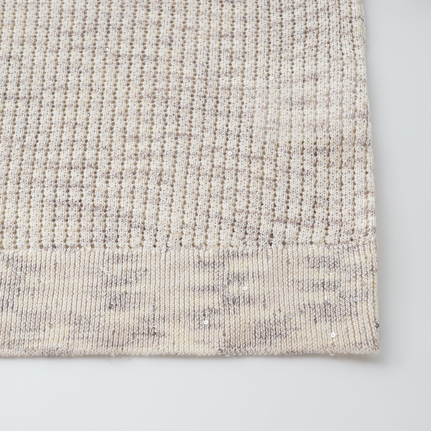 "Summer diary." 雲染鑲華鏤紋工藝針織上衣—Shell Gleam貝語