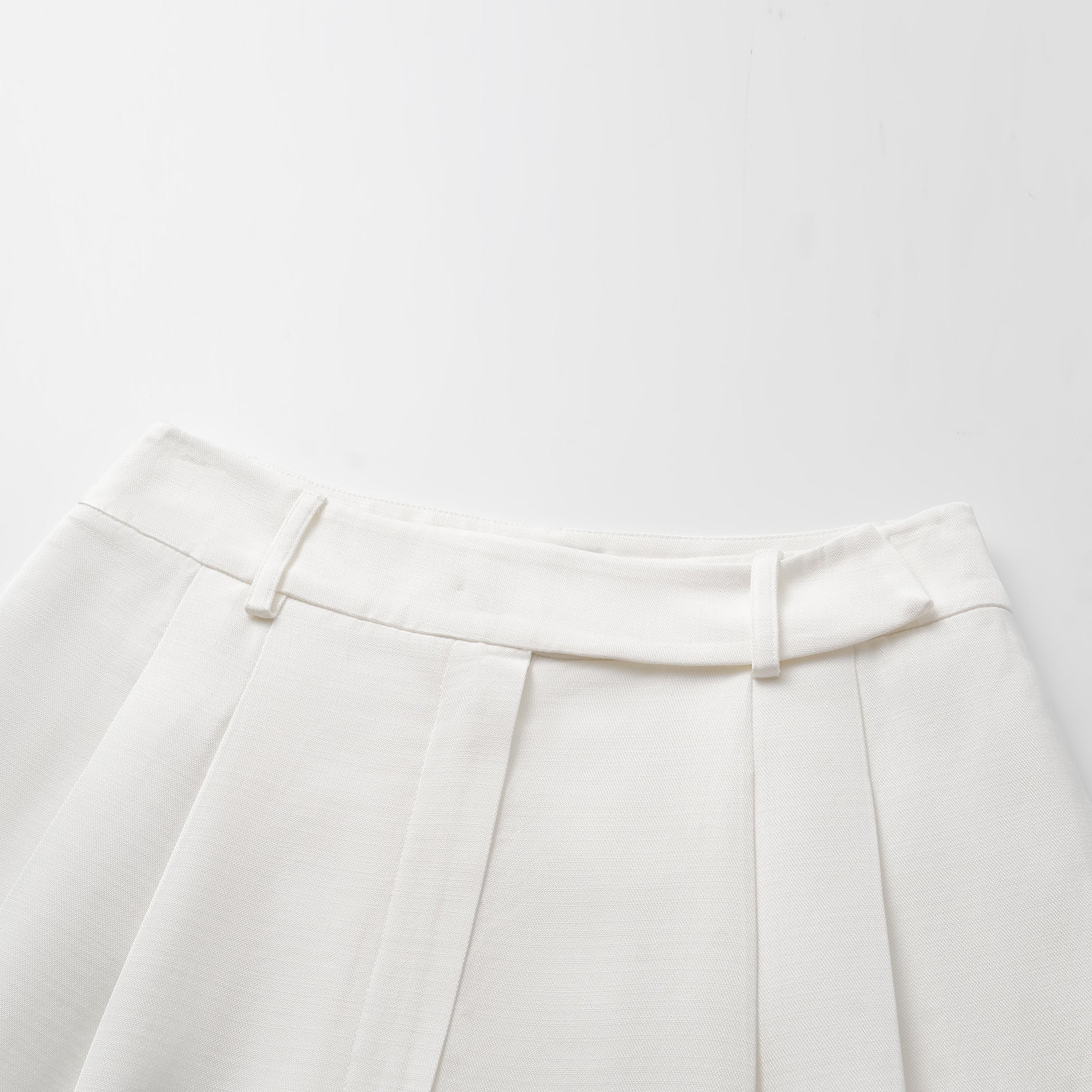 "Speak Sleek" 奢華輕薄麻感肌理醋酸短褲—Ivory