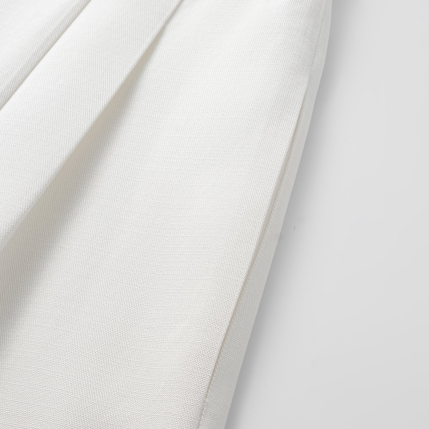 "Speak Sleek" 奢華輕薄麻感肌理醋酸短褲—Ivory