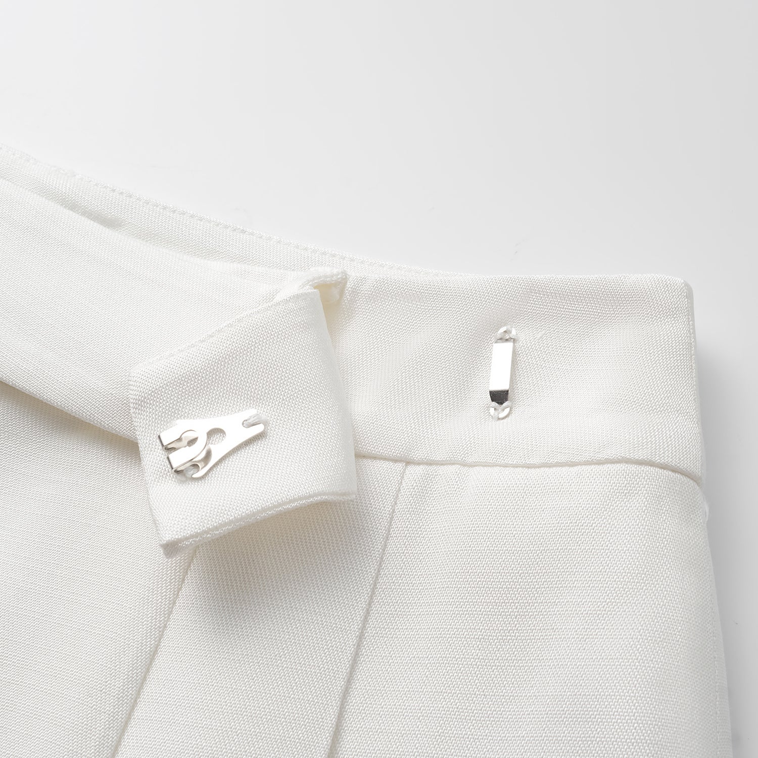 "Speak Sleek" 奢華輕薄麻感肌理醋酸短褲—Ivory