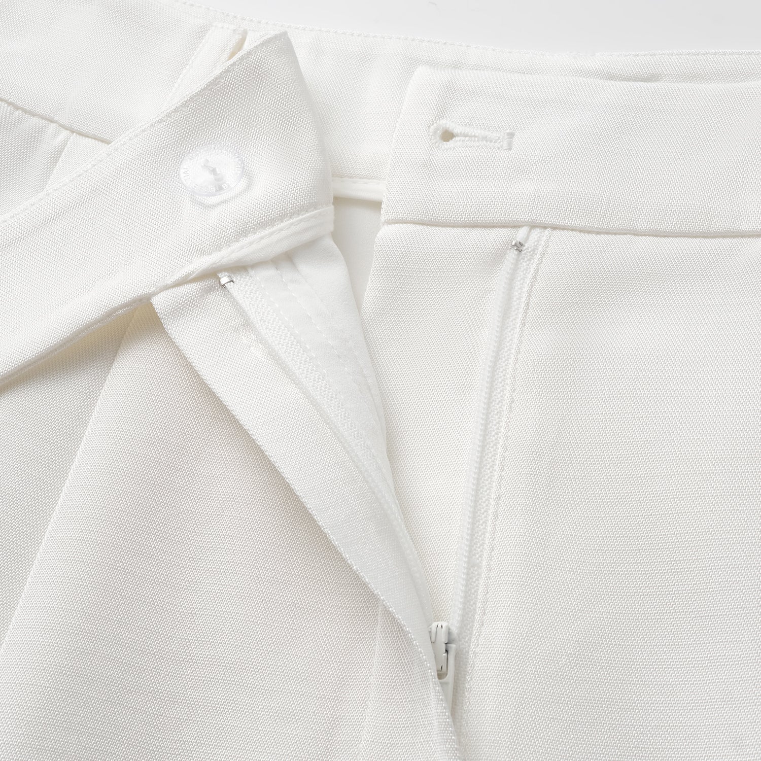 "Speak Sleek" 奢華輕薄麻感肌理醋酸短褲—Ivory