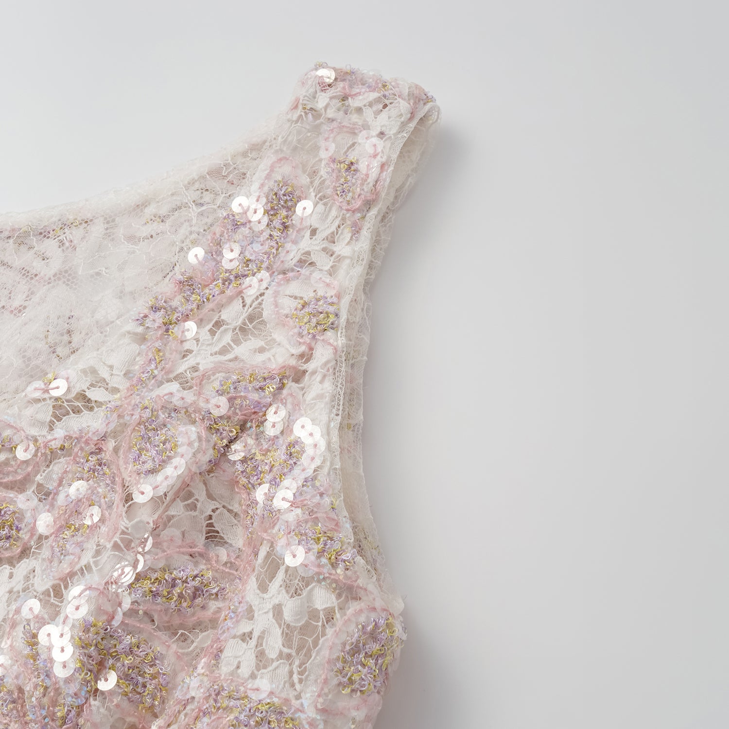 "Quiet Mastery." 法國頂級高級訂製琉光繪繡蕾絲馬甲背心—Chantilly Mirage香緹幻影