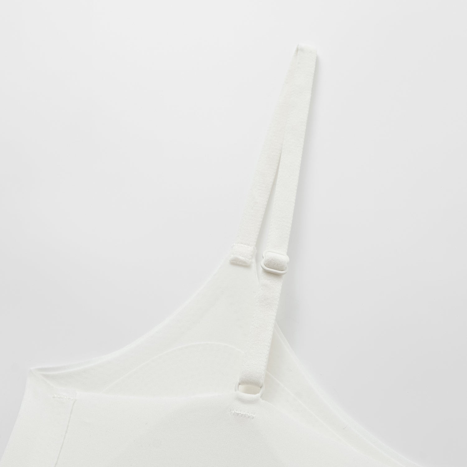 “完美內搭.” 日本美肌科技無痕Bra Top- 白色