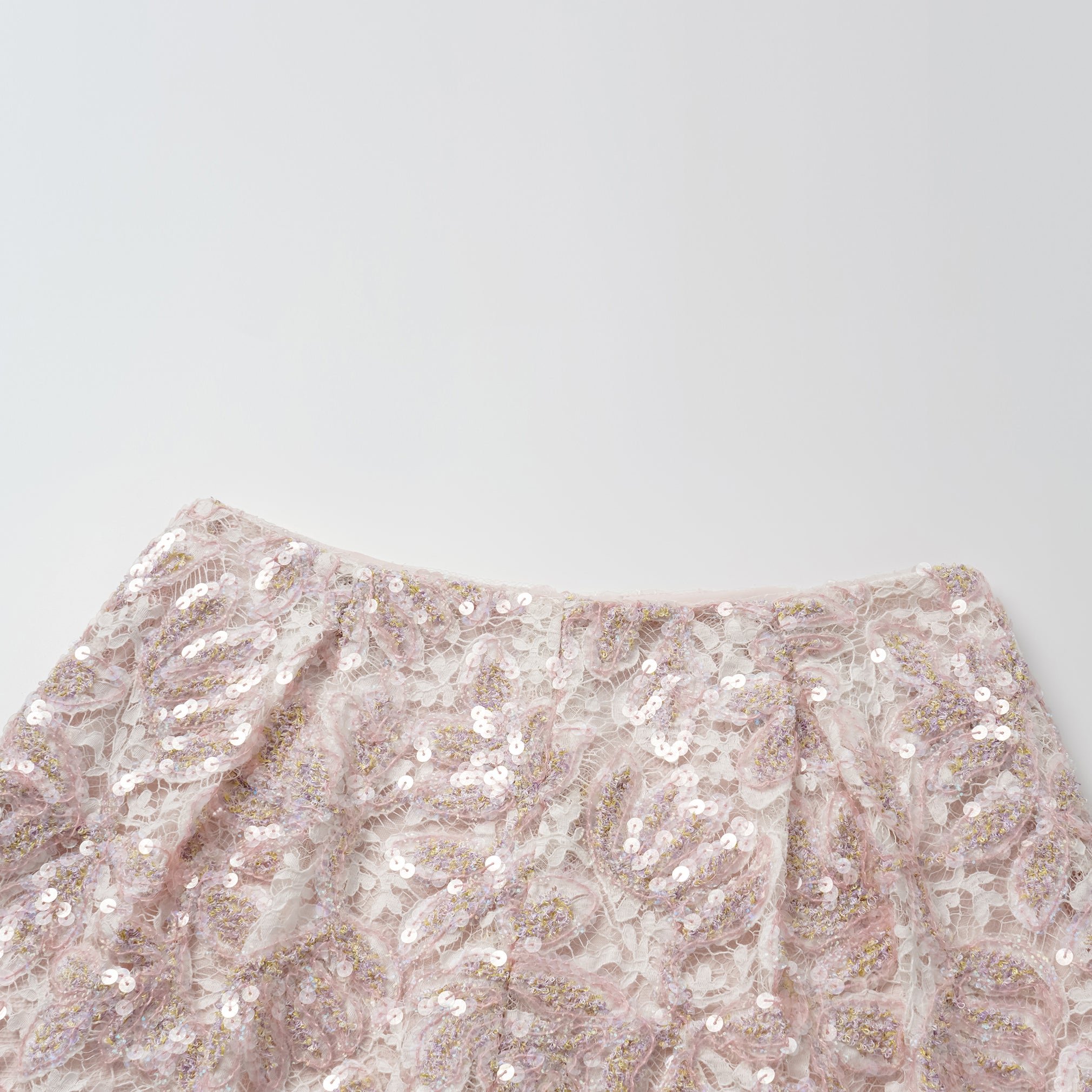 "Quiet Mastery." 法國頂級高級訂製琉光繪繡蕾絲短褲—Chantilly Mirage香緹幻影