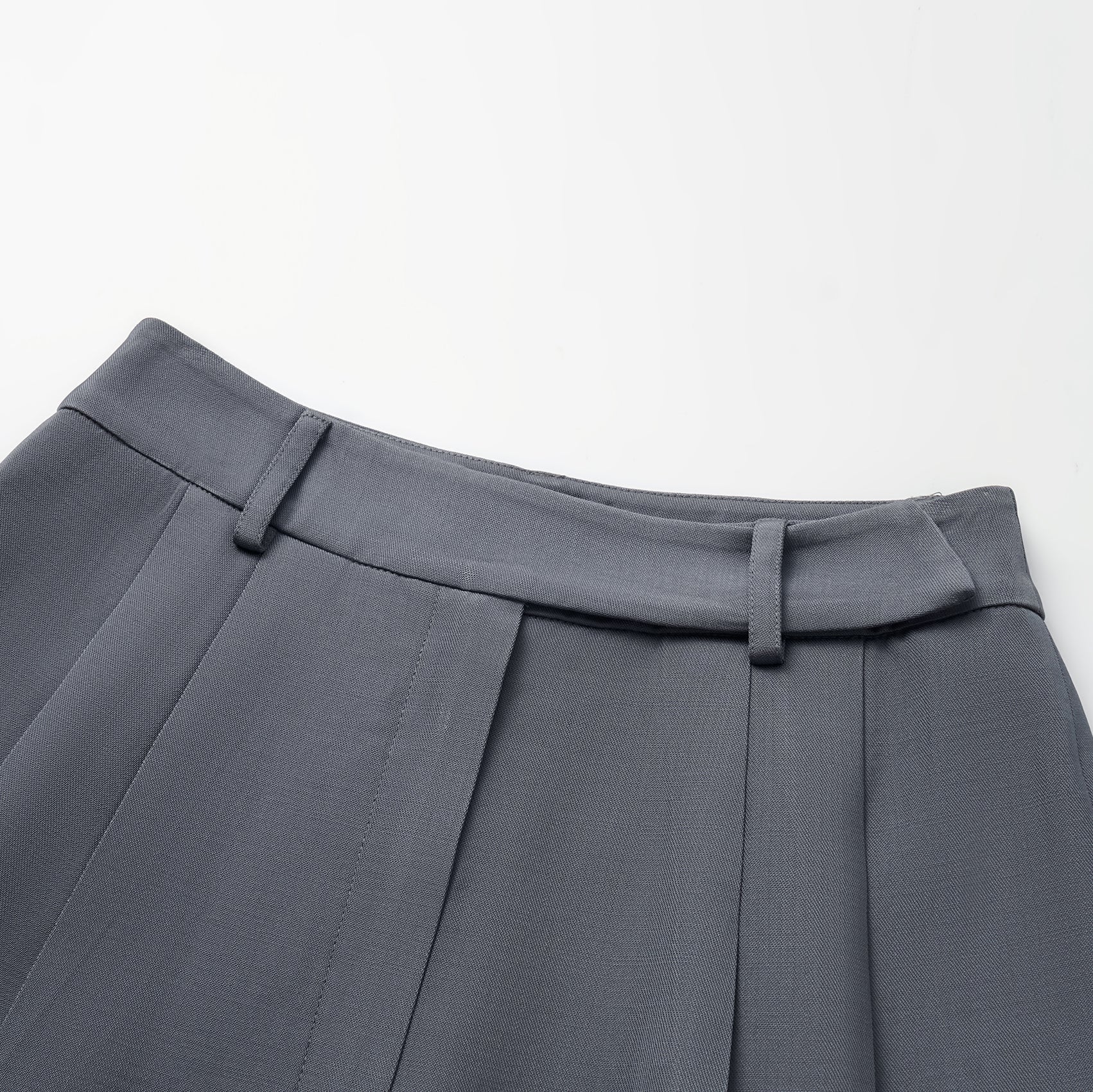 "Speak Sleek" 奢華輕薄麻感肌理醋酸短褲—Cloud