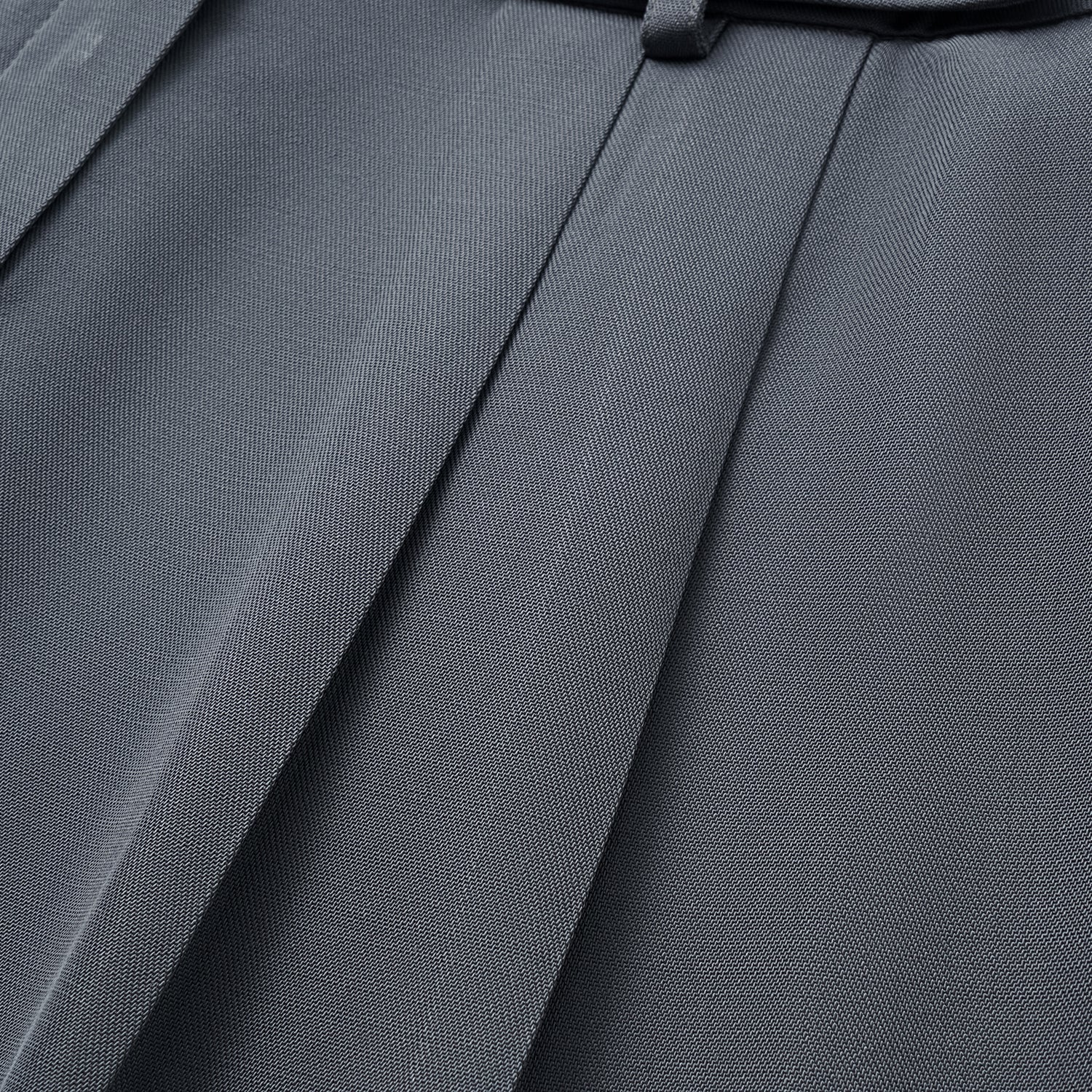 "Speak Sleek" 奢華輕薄麻感肌理醋酸短褲—Cloud