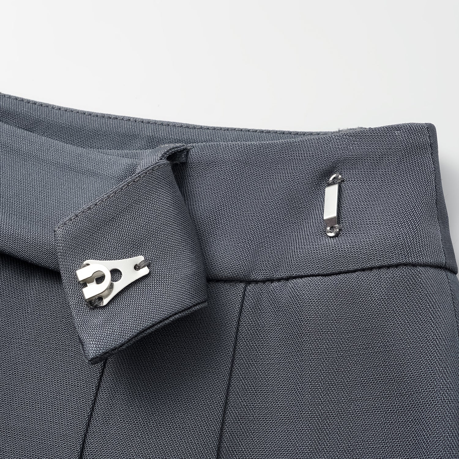 "Speak Sleek" 奢華輕薄麻感肌理醋酸短褲—Cloud