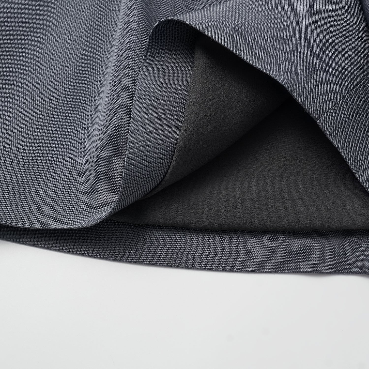 "Speak Sleek" 奢華輕薄麻感肌理醋酸短褲—Cloud