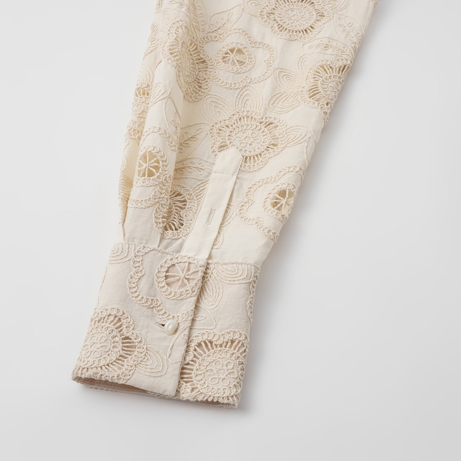 “慵懶俏麗” 義大利蕾絲Oversized襯衫