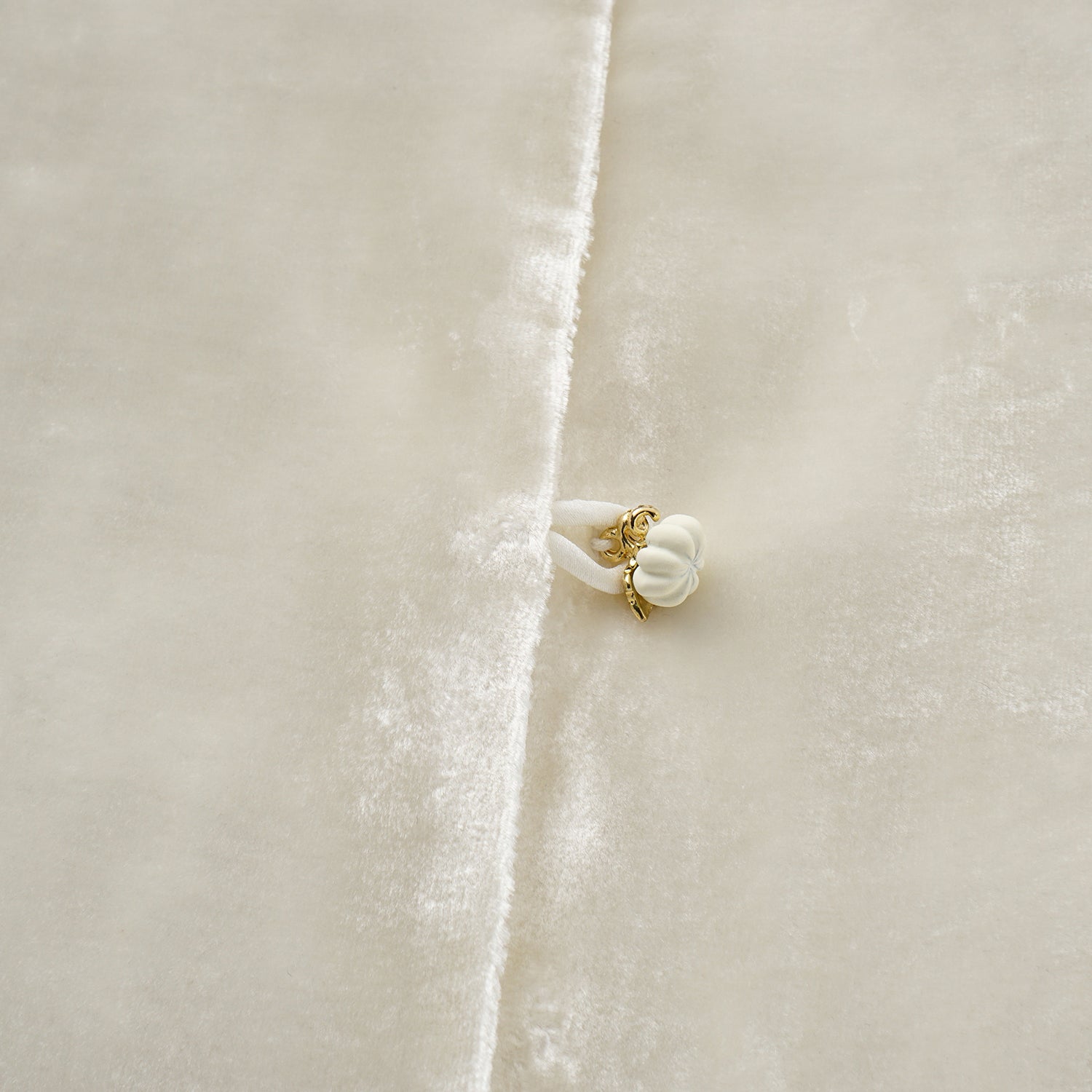 "Imperial Garden Teatime"義大利真絲絲絨簇繡織花輕國風Oversized罩衫—Snowlit Bloom雪映花箋