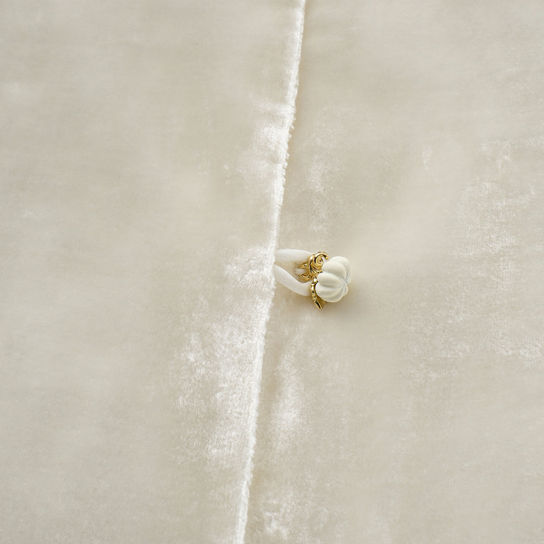 "Imperial Garden Teatime"義大利真絲絲絨簇繡織花輕國風Oversized罩衫—Snowlit Bloom雪映花箋