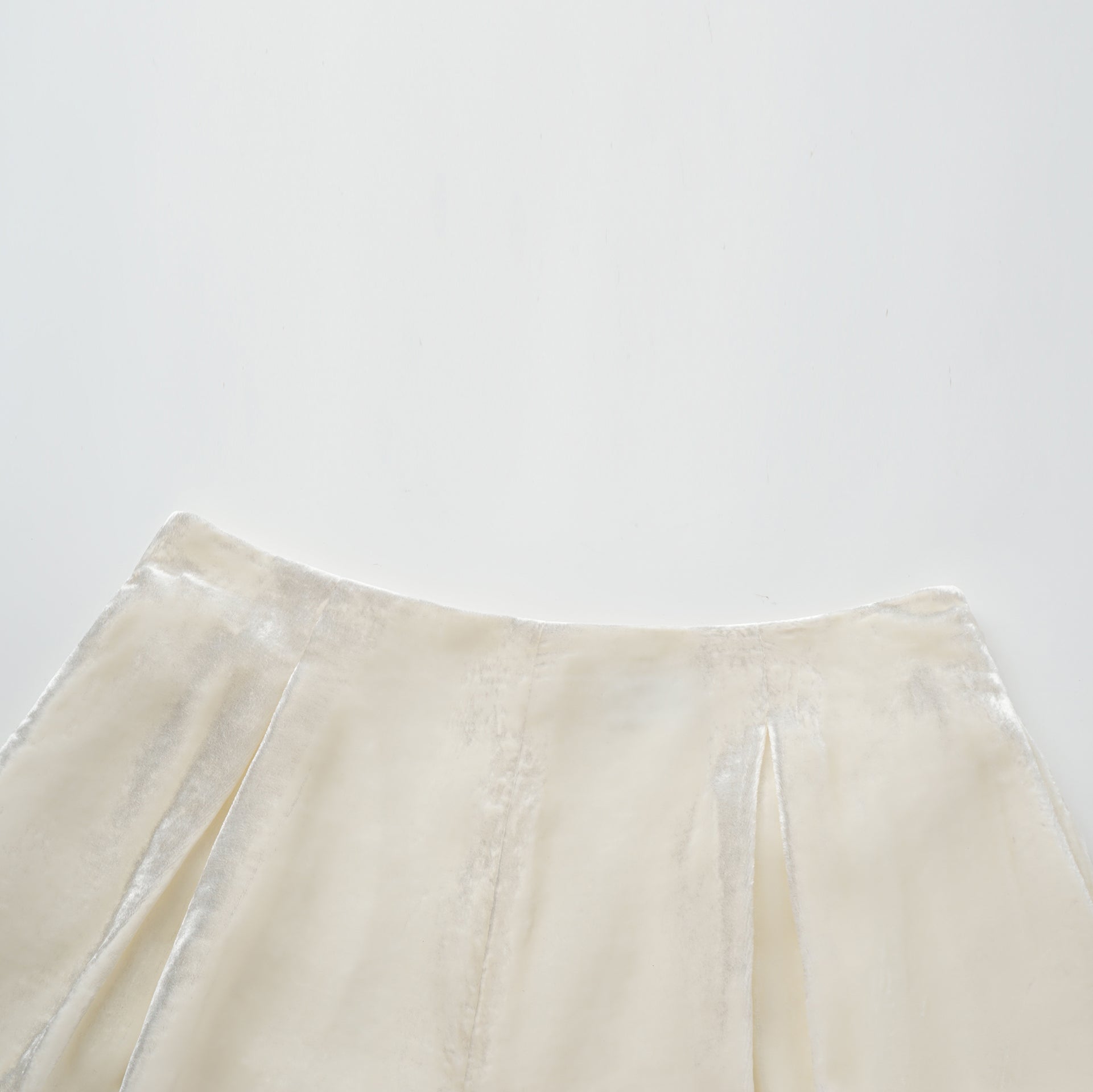 "Imperial Garden Teatime" 義大利真絲絲絨簇繡織花輕國風短褲—Snowlit Bloom雪映花箋