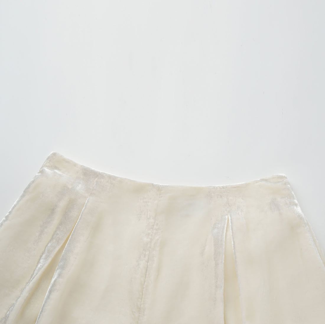 "Imperial Garden Teatime" 義大利真絲絲絨簇繡織花輕國風短褲—Snowlit Bloom雪映花箋