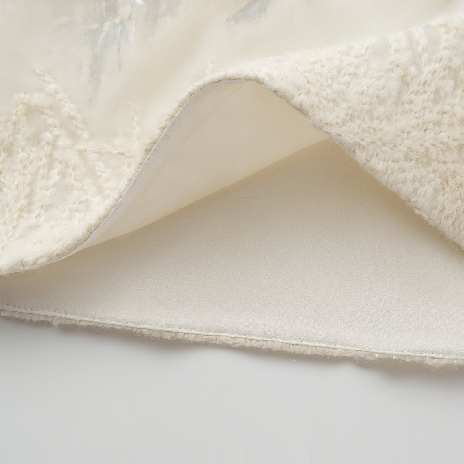 "Imperial Garden Teatime" 義大利真絲絲絨簇繡織花輕國風短褲—Snowlit Bloom雪映花箋