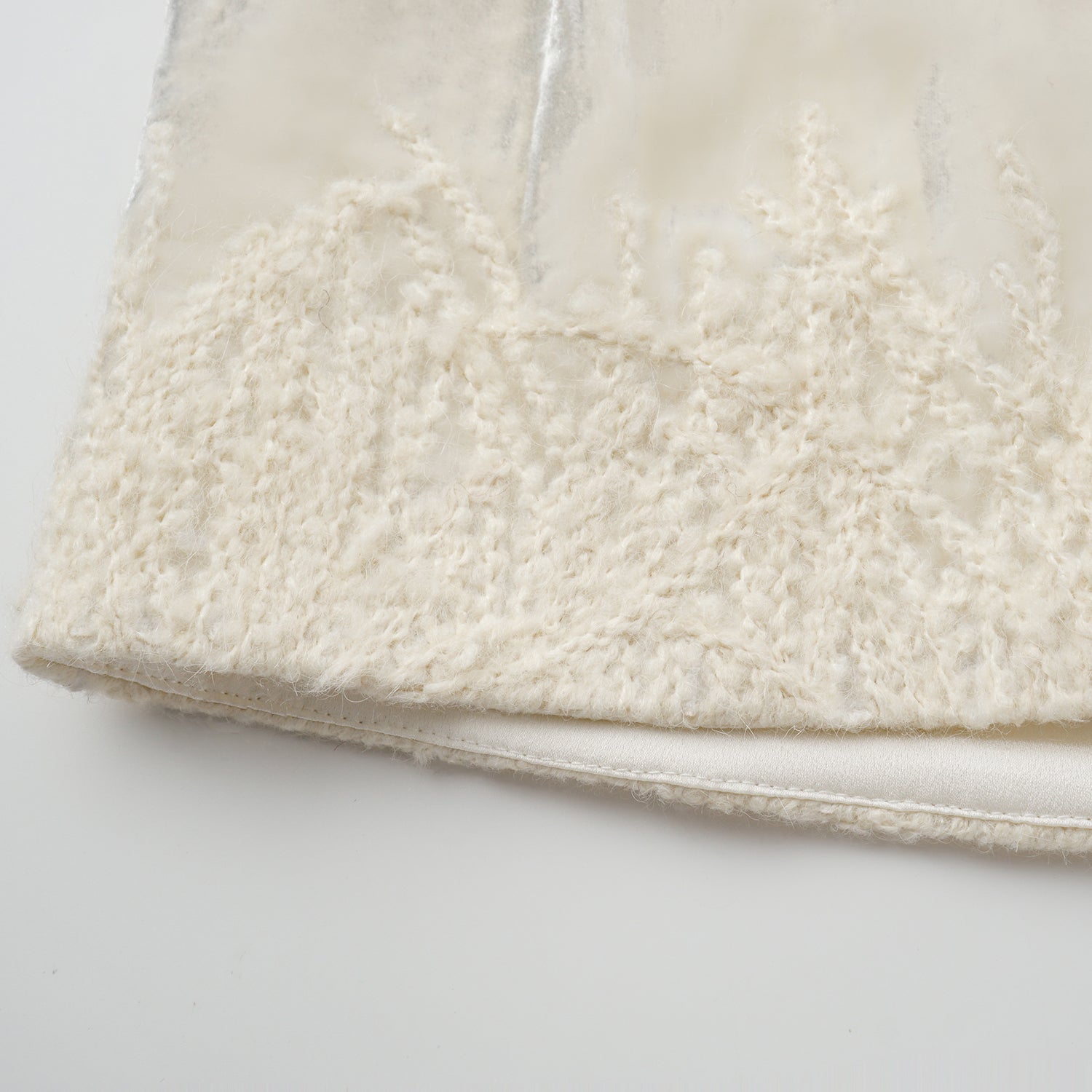 "Imperial Garden Teatime" 義大利真絲絲絨簇繡織花輕國風短褲—Snowlit Bloom雪映花箋