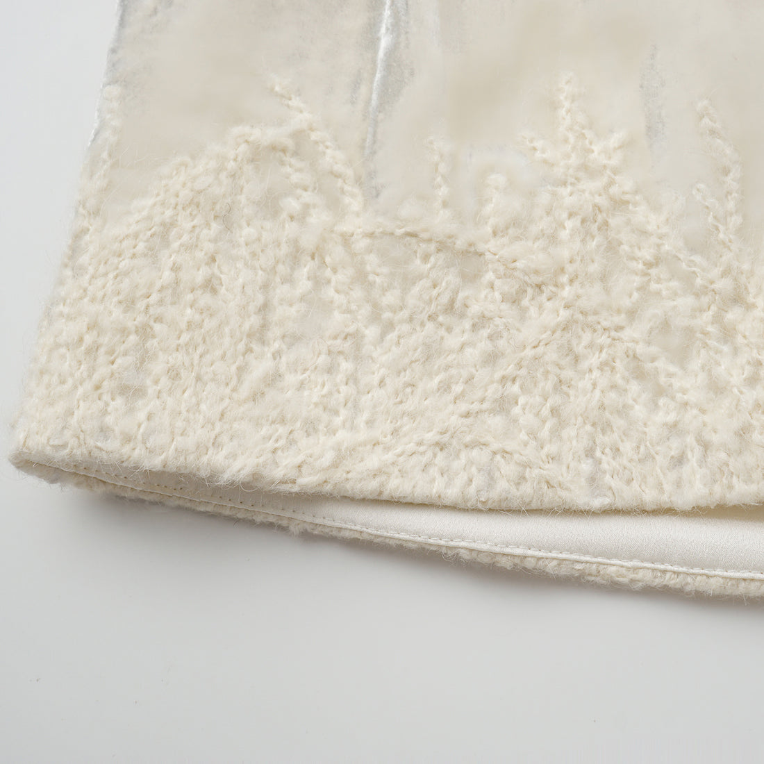 "Imperial Garden Teatime" 義大利真絲絲絨簇繡織花輕國風短褲—Snowlit Bloom雪映花箋