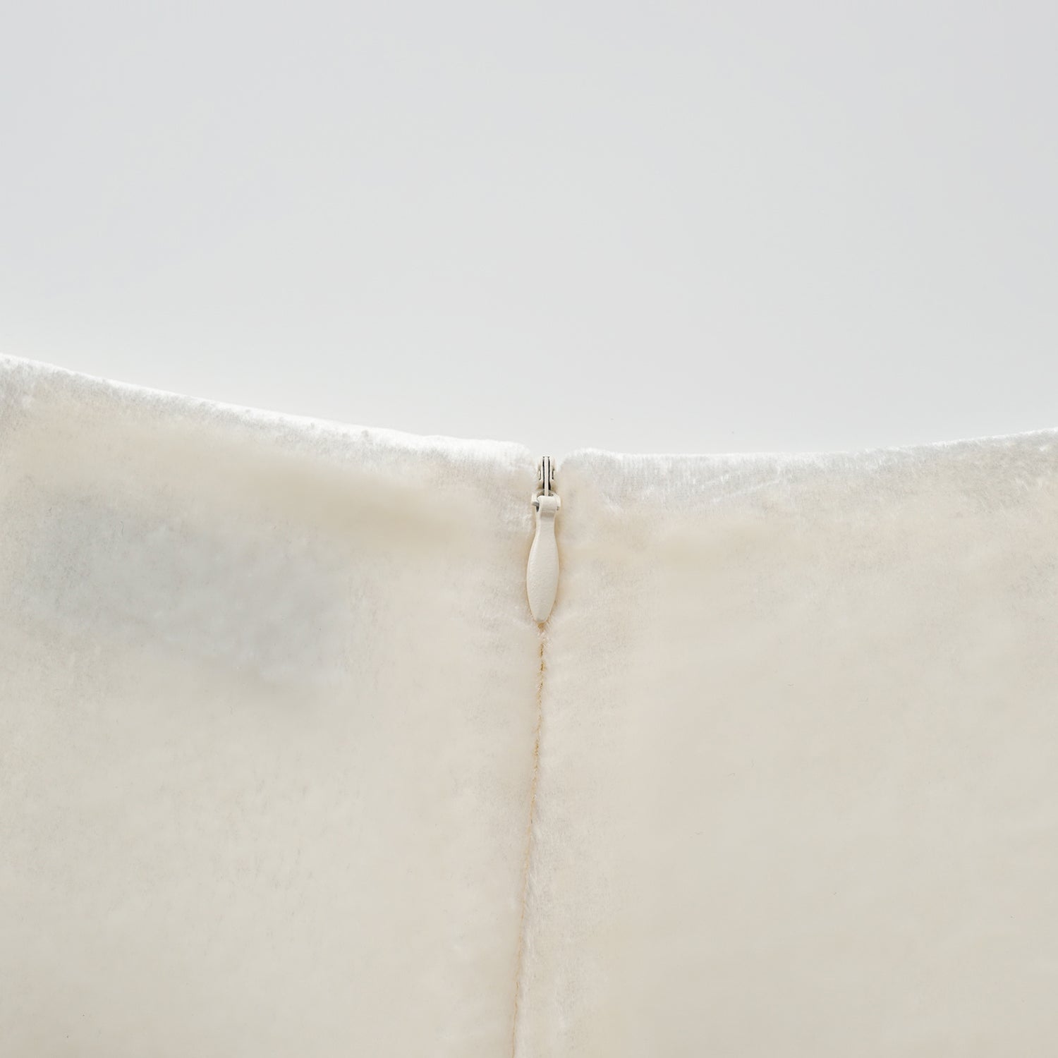 "Imperial Garden Teatime" 義大利真絲絲絨簇繡織花輕國風短褲—Snowlit Bloom雪映花箋