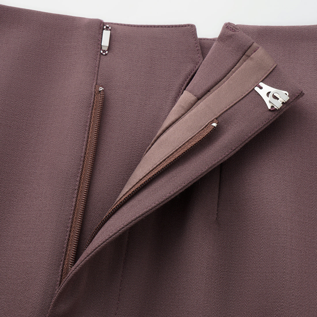 “Westminster Weekdays." 義大利頂級羊毛西裝鉛筆裙—Rosewood Dusk烏木玫瑰