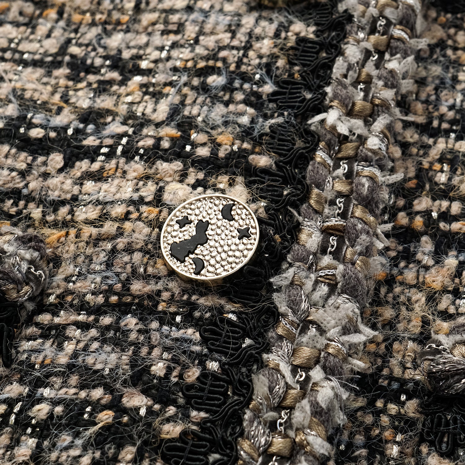 “Knightsbridge citywalk.” 花呢外套—駝/黑