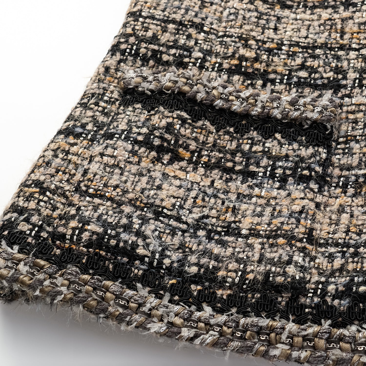 “Knightsbridge citywalk.” 花呢外套—駝/黑