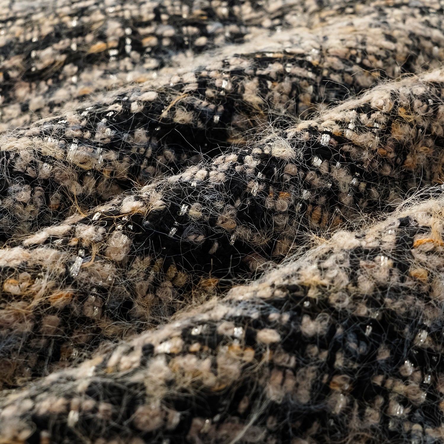 “Knightsbridge citywalk.” 花呢外套—駝/黑