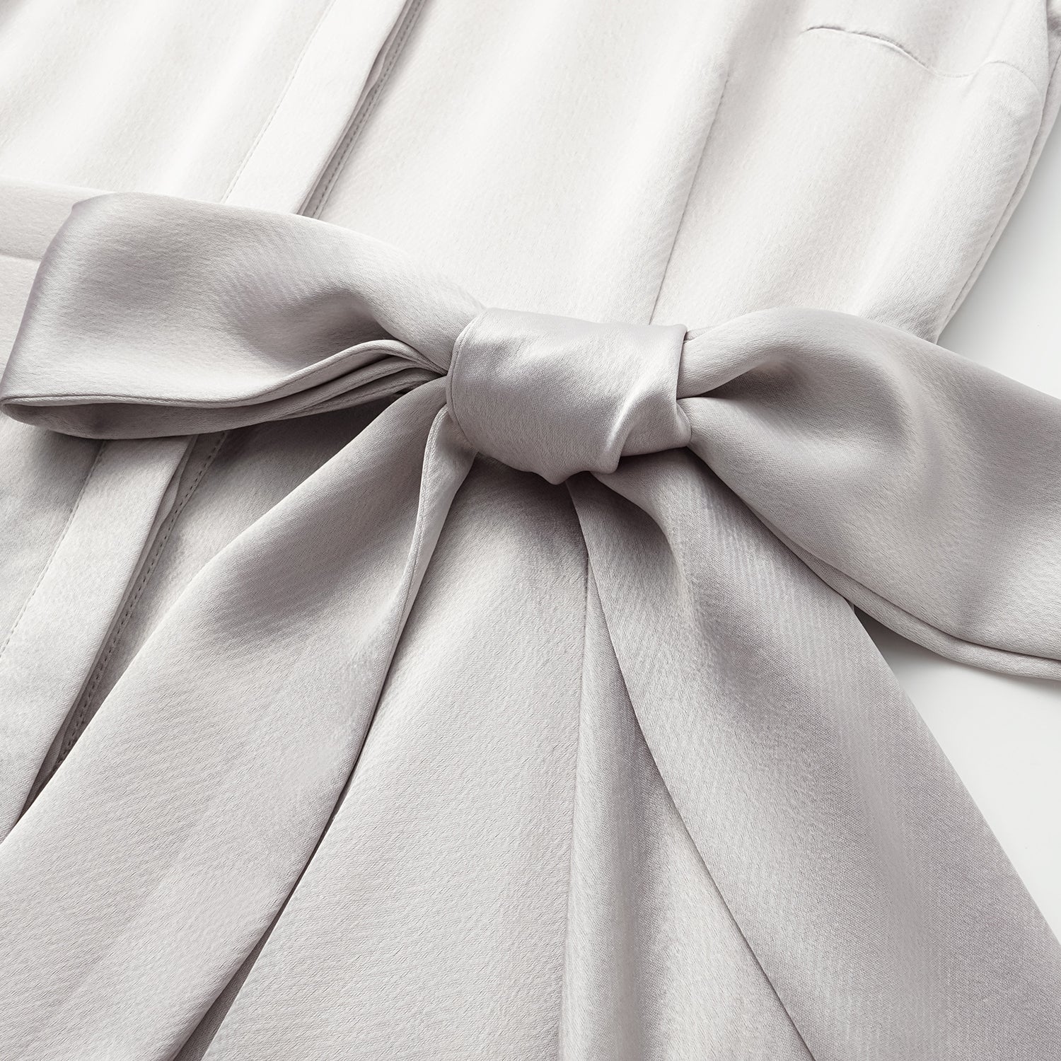 “True Grace.” 晶鱗肌理醋酸襯衫洋裝—銀灰