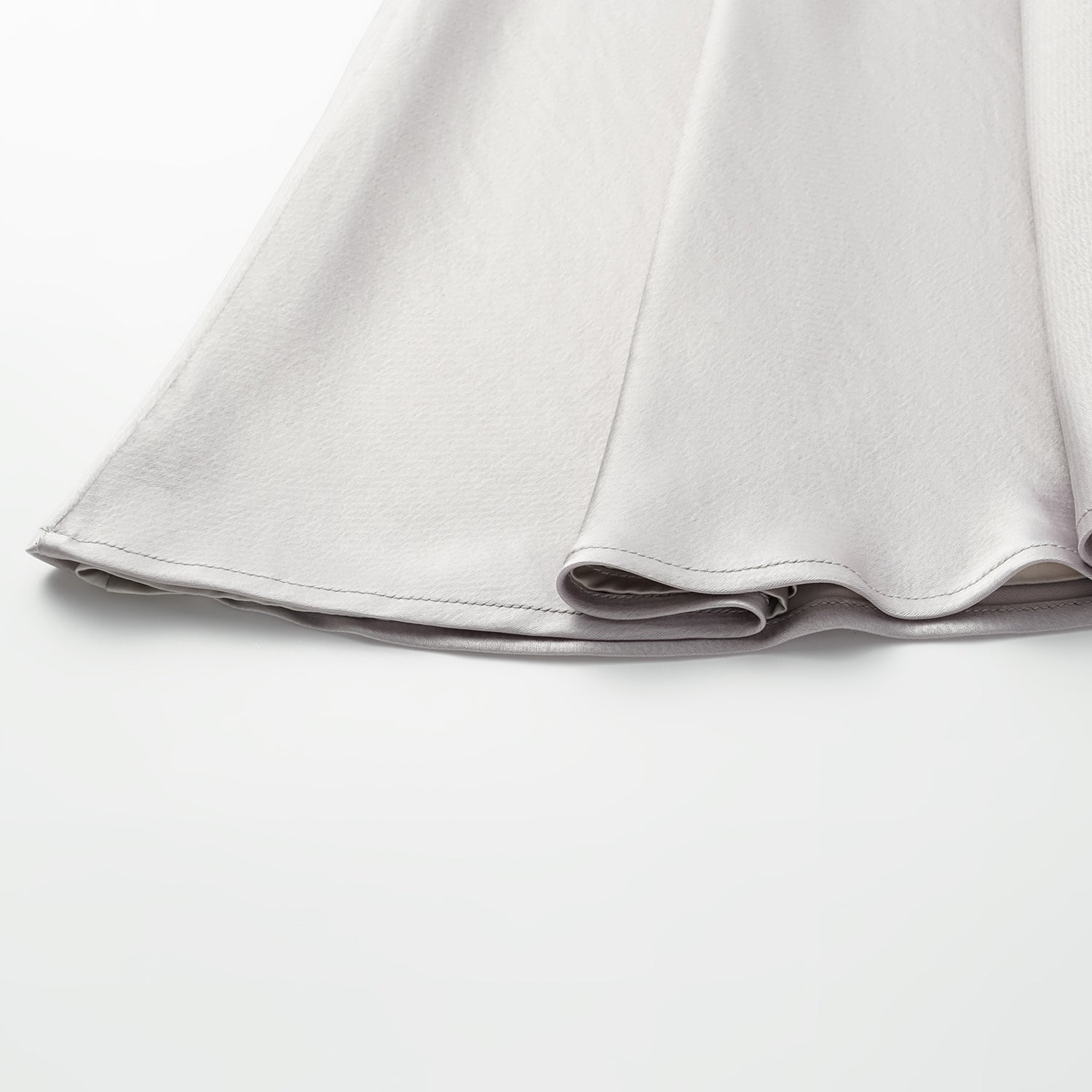 “True Grace.” 晶鱗肌理醋酸襯衫洋裝—銀灰