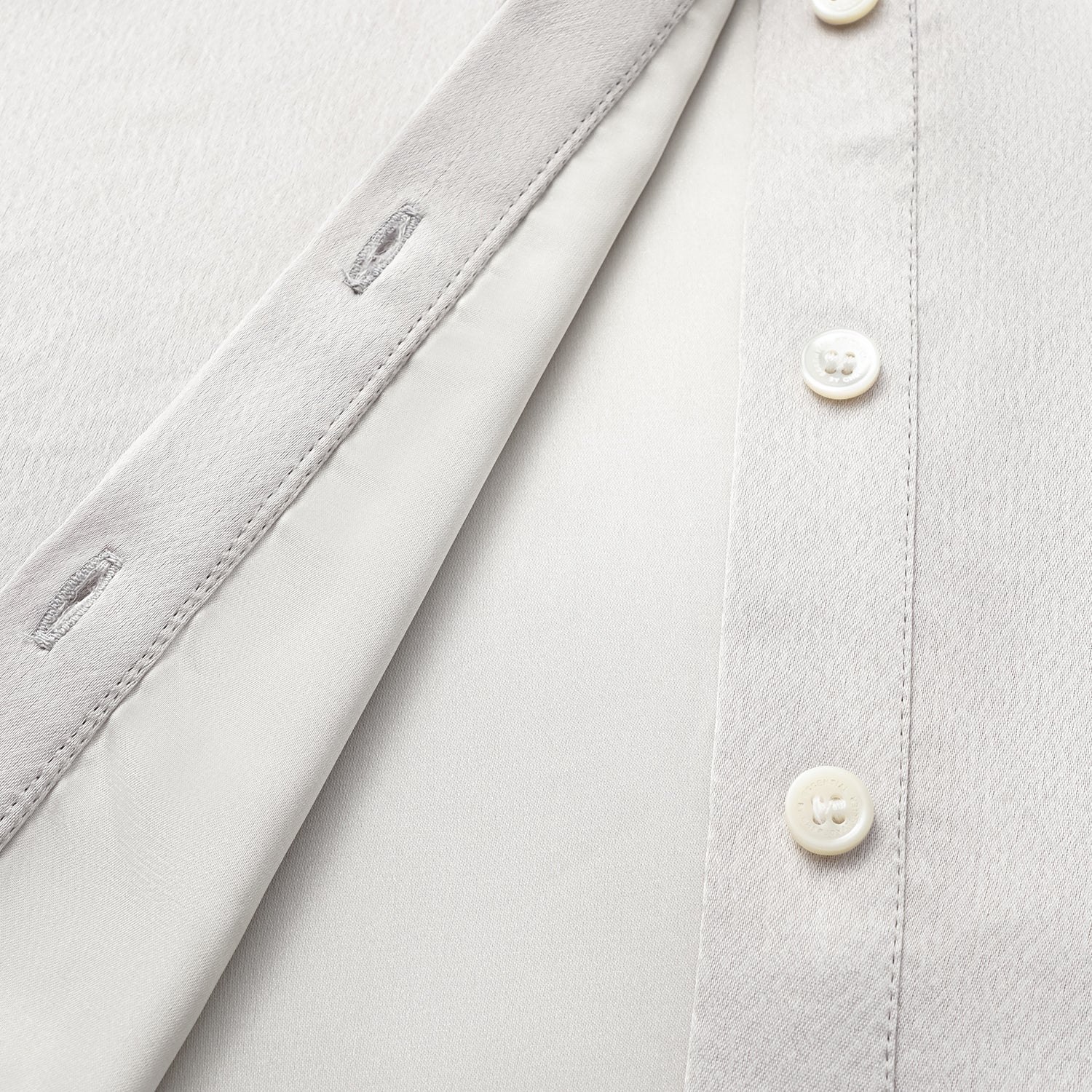 “True Grace.” 晶鱗肌理醋酸襯衫洋裝—銀灰