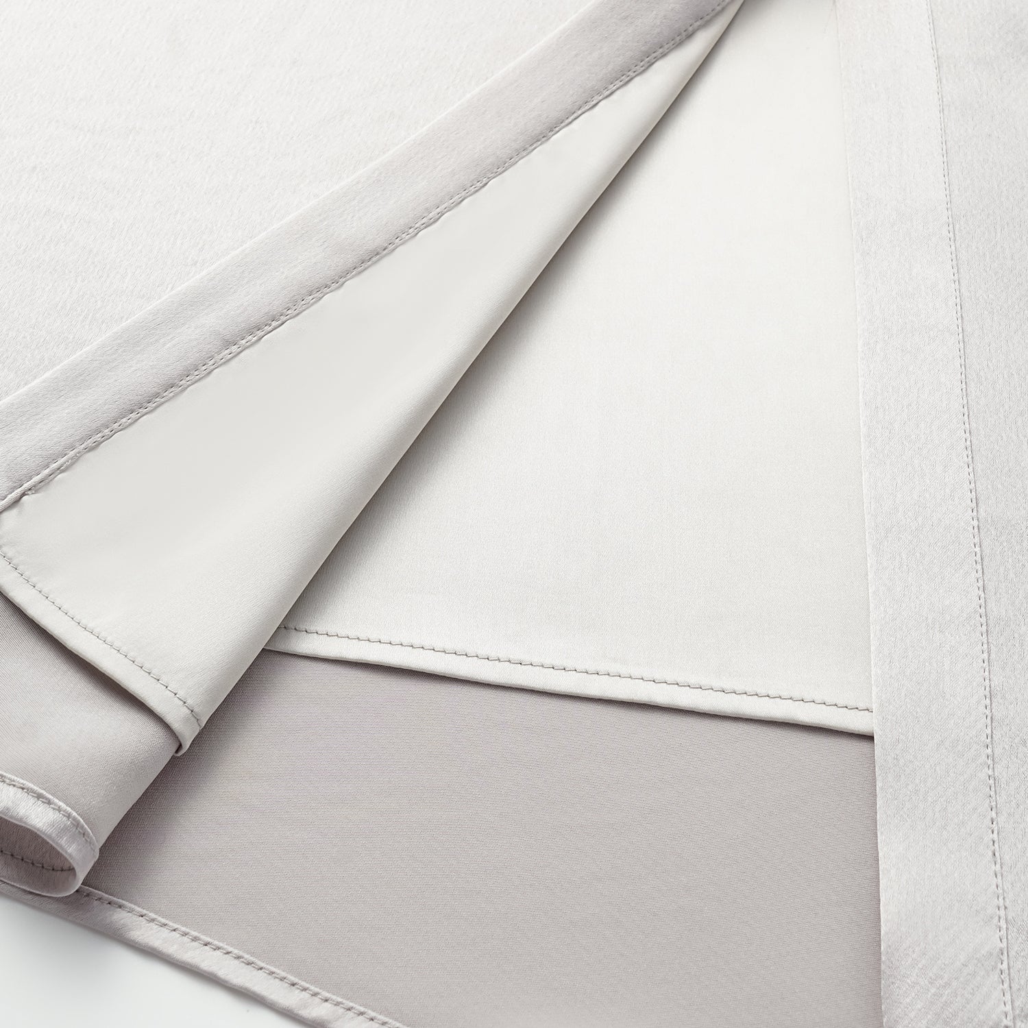 “True Grace.” 晶鱗肌理醋酸襯衫洋裝—銀灰