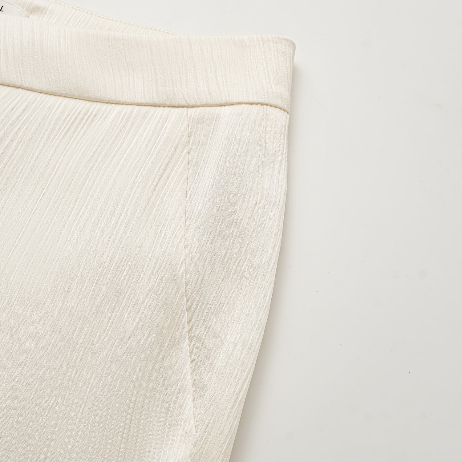 “Easy Go Chic” 韓國壓褶工藝面料喇叭褲 — 原白