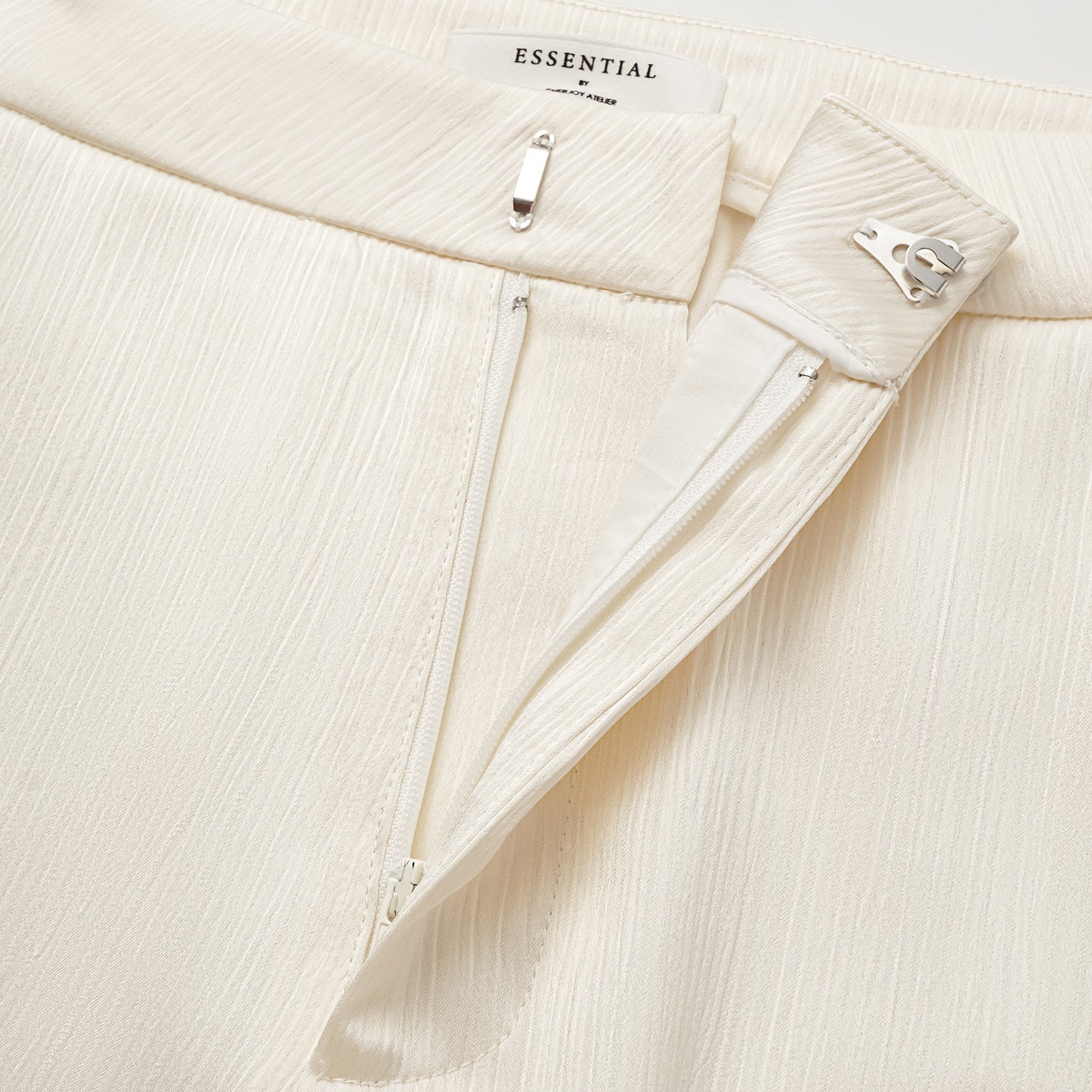 “Easy Go Chic” 韓國壓褶工藝面料喇叭褲 — 原白