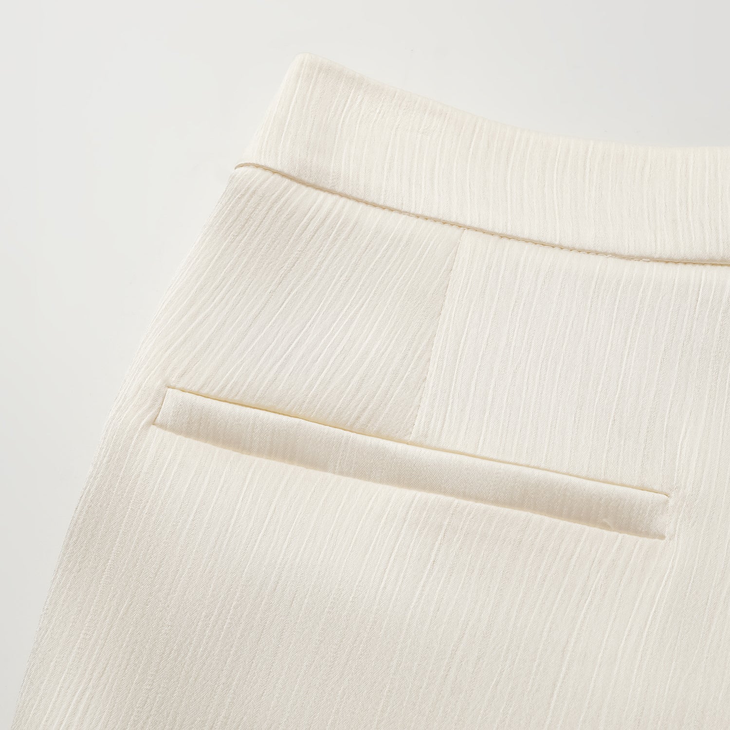 “Easy Go Chic” 韓國壓褶工藝面料喇叭褲 — 原白