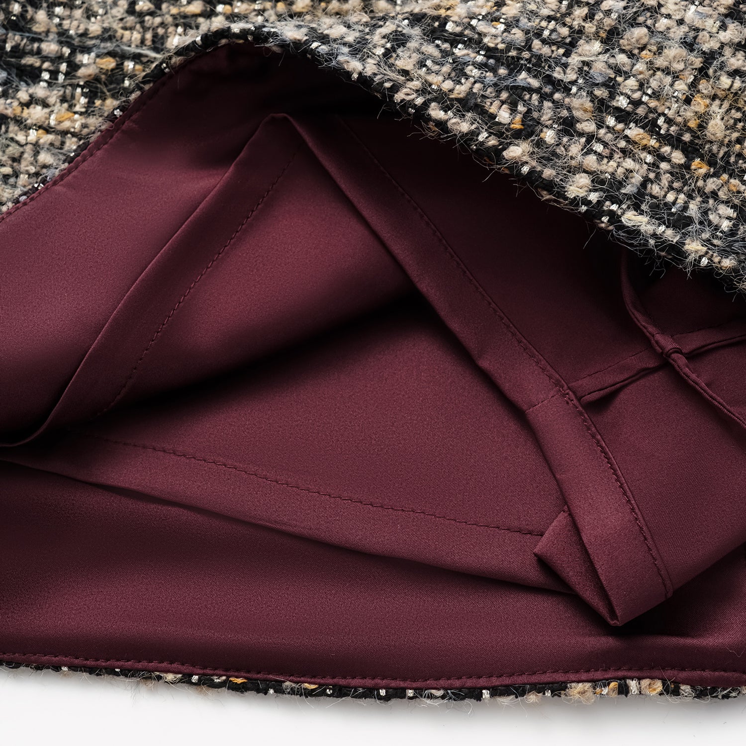 “Knightsbridge citywalk.” 花呢褲裙—駝/黑