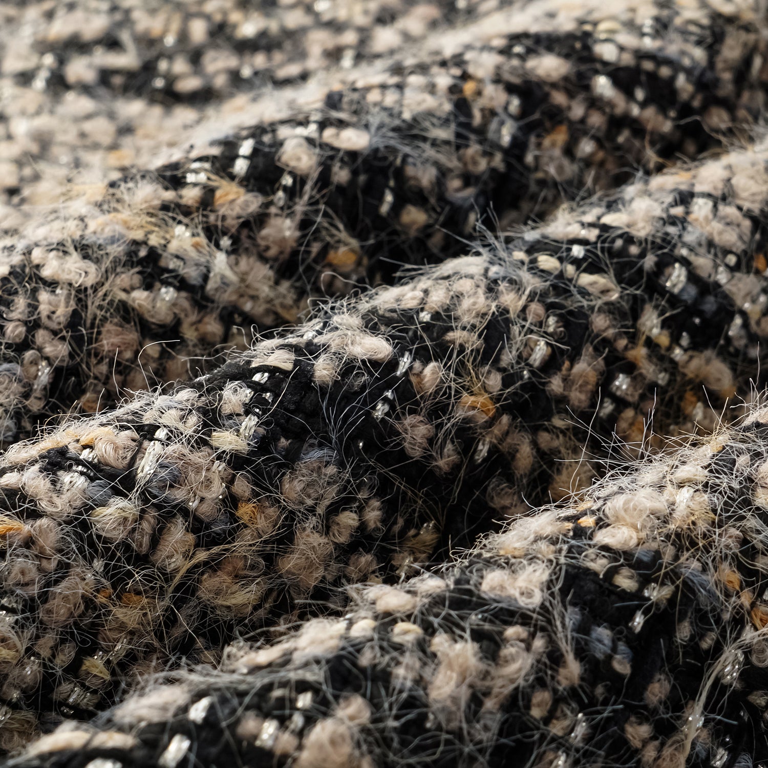 “Knightsbridge citywalk.” 花呢褲裙—駝/黑