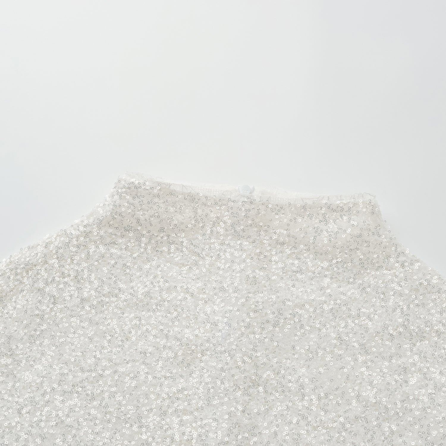 "Quiet Mastery." 法國光影畫藝繡片蕾絲上衣—Moonlit Stitch 月紗絨光