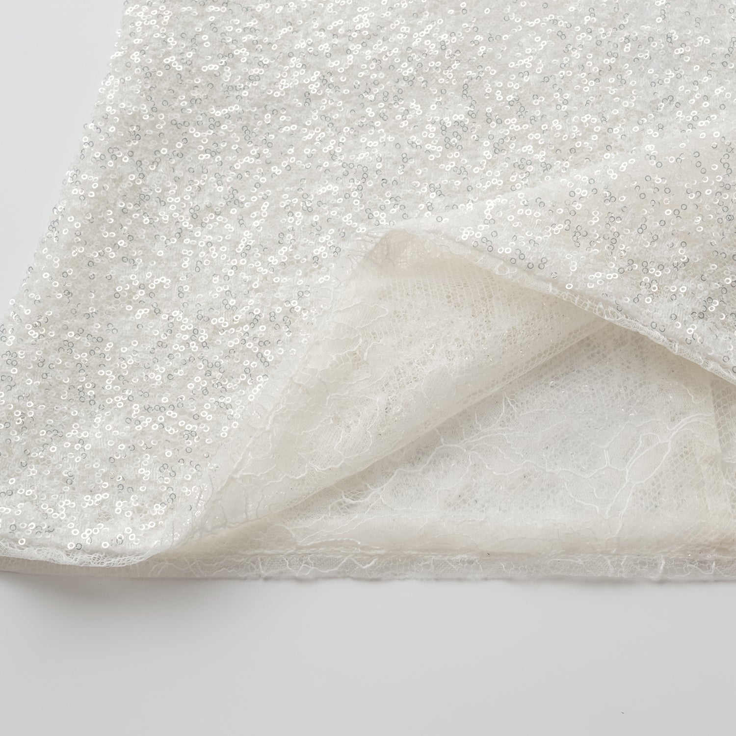 "Quiet Mastery." 法國光影畫藝繡片蕾絲上衣—Moonlit Stitch 月紗絨光