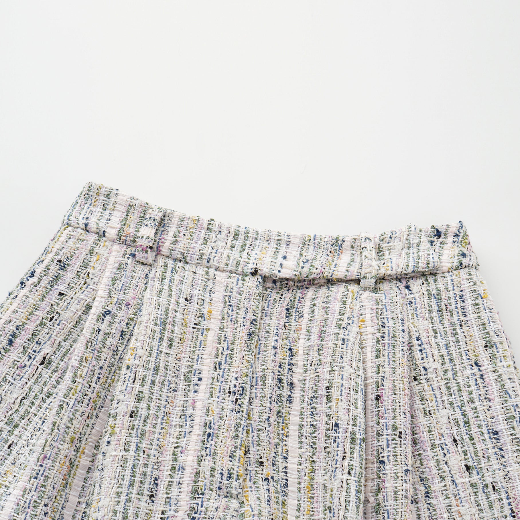 “Chelsea tea time.” 線韻肌理條織花呢短褲—Sherry de Rosée香露雪莉