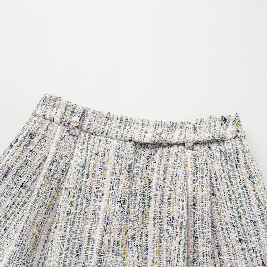 “Chelsea tea time.” 線韻肌理條織花呢短褲—Sherry de Rosée香露雪莉