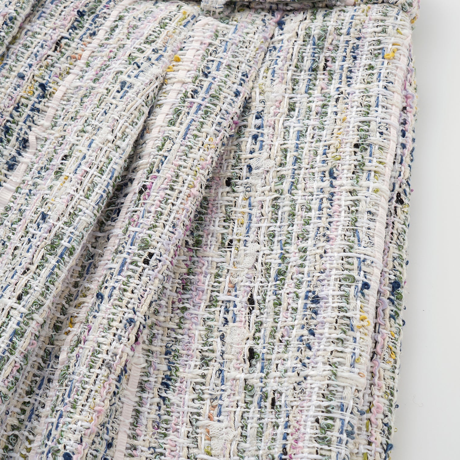 “Chelsea tea time.” 線韻肌理條織花呢短褲—Sherry de Rosée香露雪莉